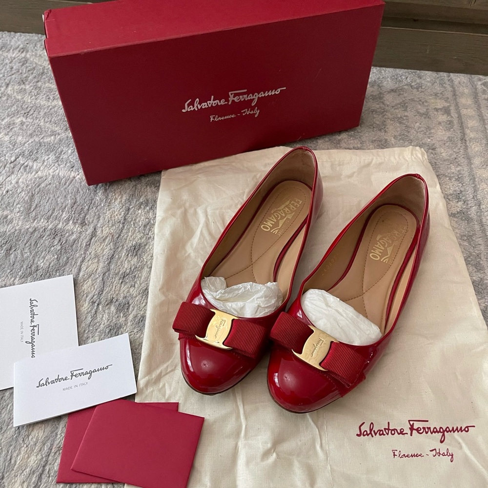 Salvatore Ferragamo
Vara bow ballerina shoes